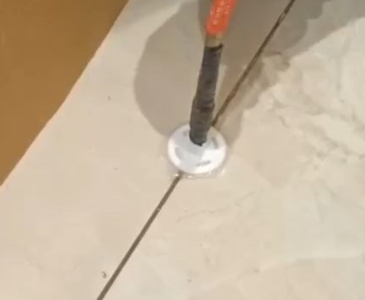 郎溪瓷砖空鼓维修公司专业解答瓷砖在铺贴过程中，如果没有涂抹均匀到位的粘结材料（如水泥砂浆或瓷砖胶），可能会导致以下问题